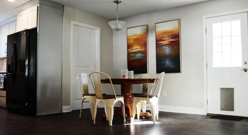 Comfortable 3 bed, 2 bath, pet friendly home close to Baton Rouge