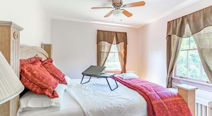 Home Sweet Home Suite #3, near Liberty University, and Lynchburg Hospital, Deluxe Queen Size Bedroom