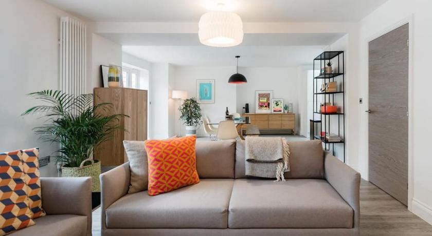 Chapel View - Huge Apartment near the Beach with Gated Parking