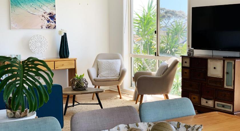 Cheerful/family friendly home with water views