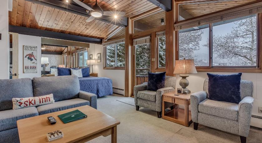 Laurelwood Condominiums 112