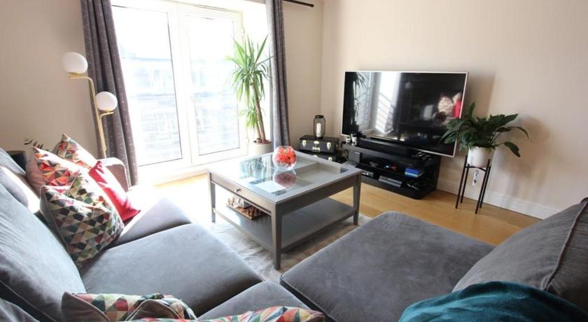 Spacious 2 Bed, 2 Bath apartment -The Shore, Leith