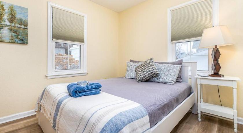 Oaklie's Bungalow - Charming Home in Dubuque