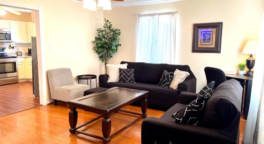 3 Bed 2 Bath House, Quiet & downtown Smart TVs in all rooms, Whole house to yourself