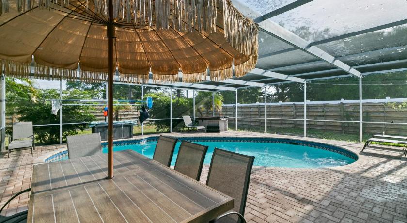 Spacious Modern House. Private Heated Pool and Spa