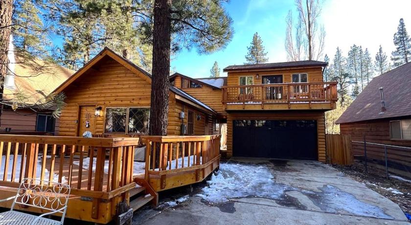 The RobinHood Retreat! A 1 min Walk to SnowPlay!