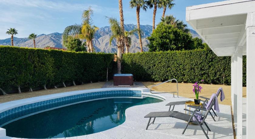 Tranquil Palm Springs Villa, Saltwater Pool, Magical View, Minutes to Downtown, Sleeps 8