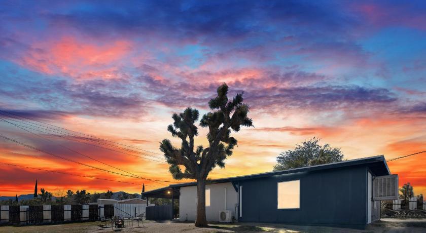Desert Serenity in Yucca/Joshua Tree w/AC & Fire pit