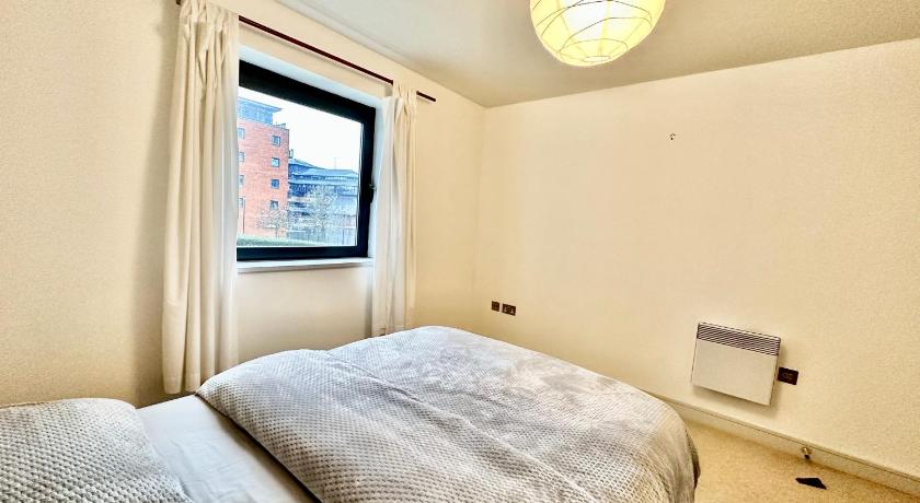 Cosy canal view apartment cardiff bay