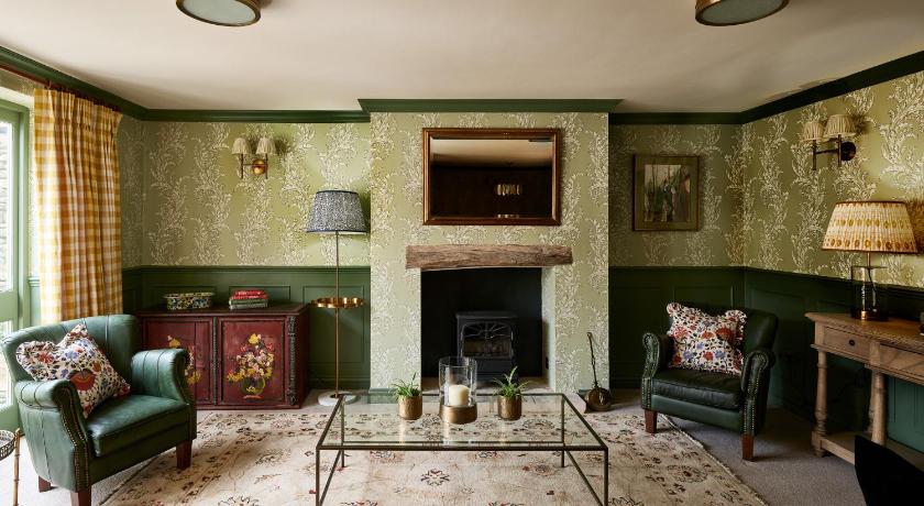Townhouse Suites- Abbey Row