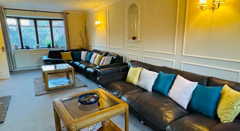 Super King Bed Suite, Executive office, fast WiFi, free parking