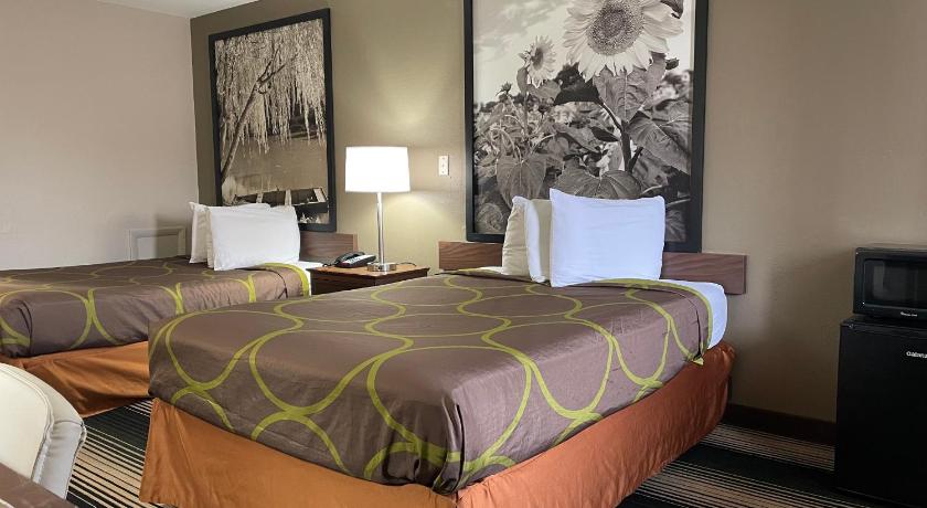 Deluxe Inn & Suites