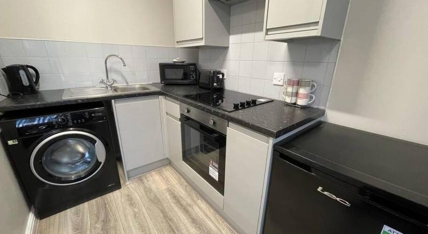 MAYS APARTMENTS - 1 Bedroom Apartment near city centre, FREE Parking, Sleeps 4 Guests