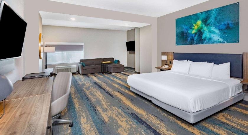 La Quinta Inn & Suites by Wyndham Galveston North at I-45