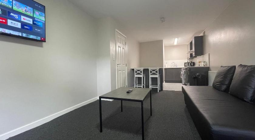 MAYS APARTMENTS - 1 Bedroom Apartment near city centre, FREE Parking, Sleeps 6 Guests