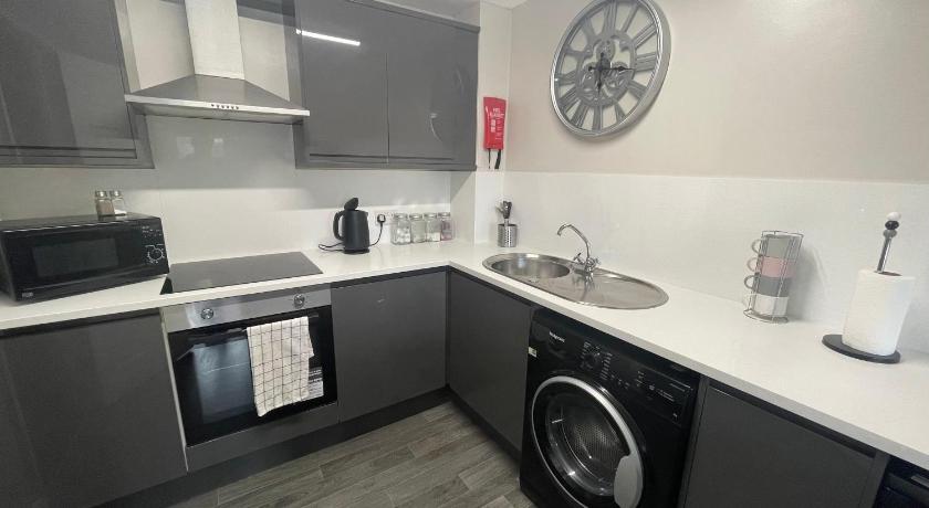 MAYS APARTMENTS - 1 Bedroom Apartment near city centre, FREE Parking, Sleeps 6 Guests