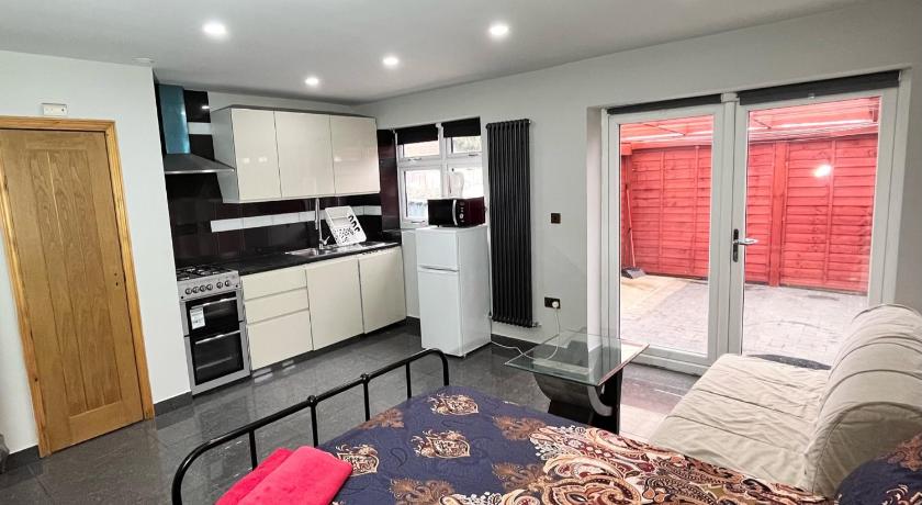 Full Studio Near Heathrow Airport & London