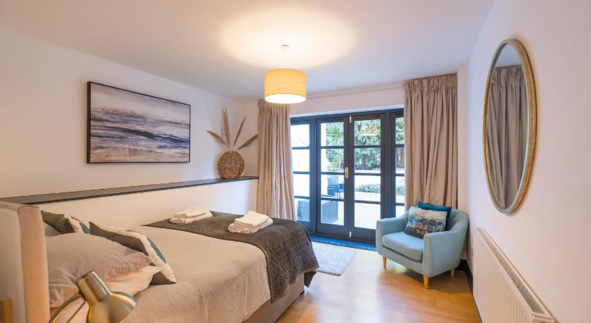 Modern apt near gardens with large decking area - Vivre Retreats