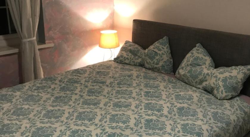 Large double room next to Elisabeth Line