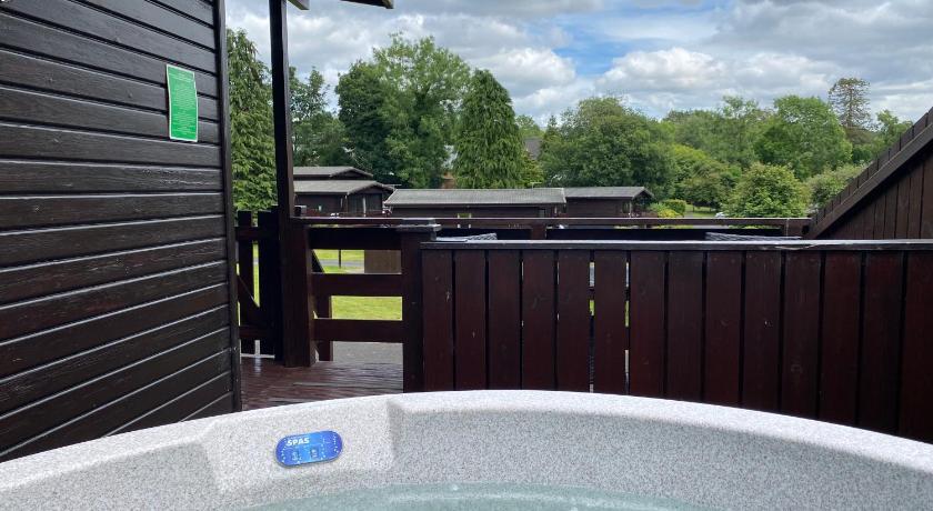 Birch Lodge 14 with Hot Tub