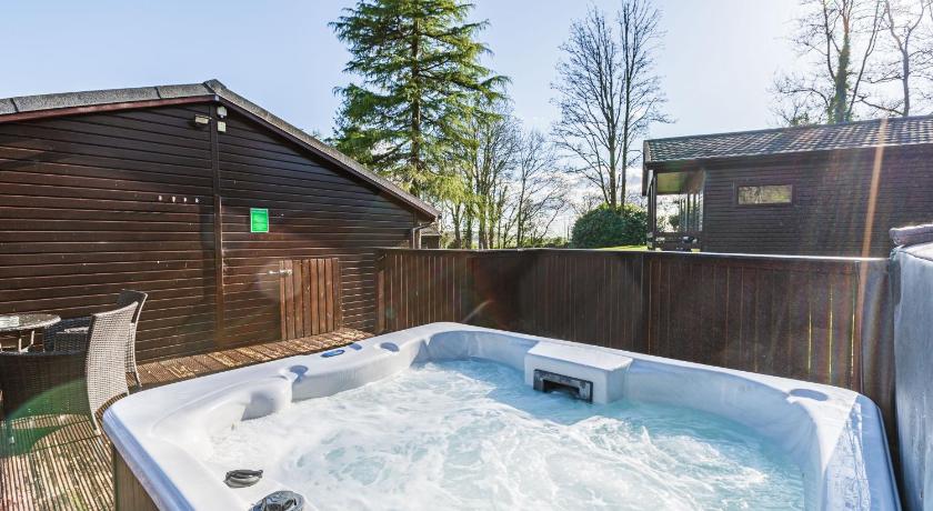 Birch Lodge 19 with Hot Tub
