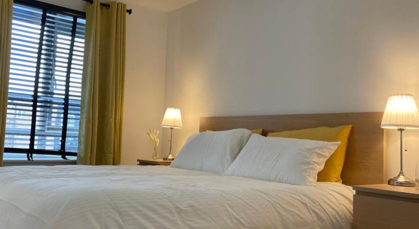 Large Comfortable Bed with Own Bathroom Free Parking and Wifi in West Thurrock Grays