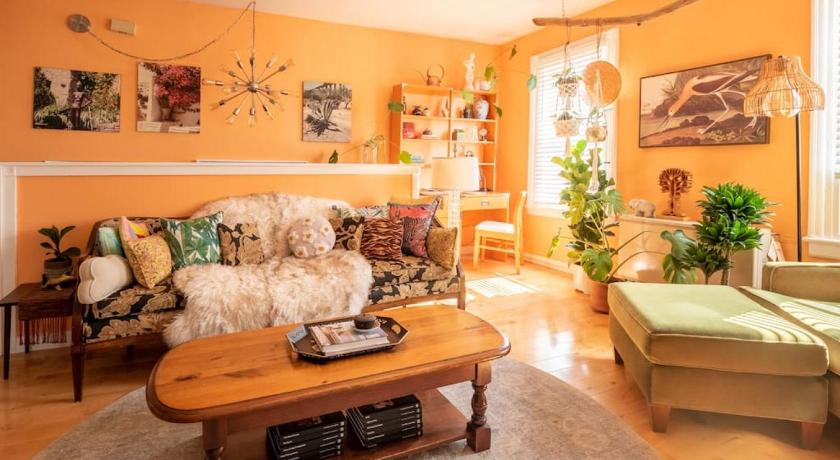 Postmodern Penthouse 1 Min Walk Dining and Shops