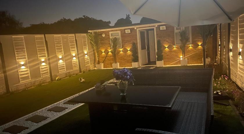 North Avenue Guest House Ltd, Heathrow Airport-Free Parking