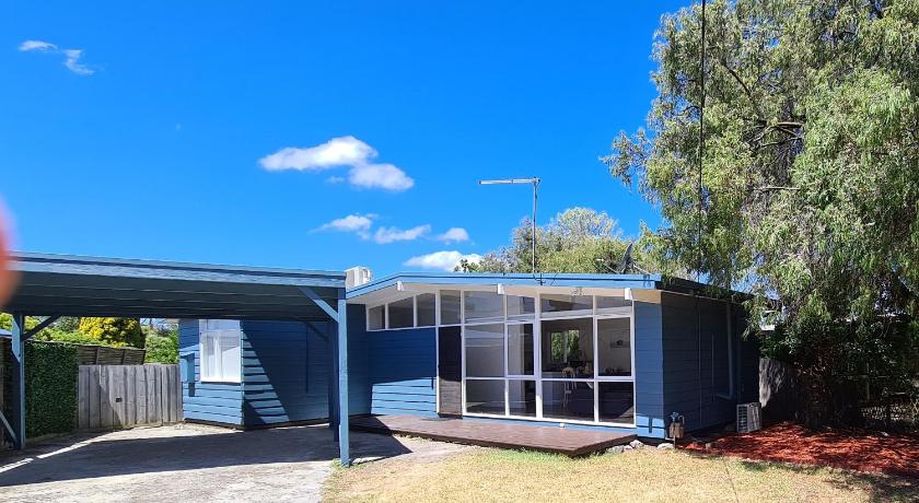 Beach Cottage. 100m to the beach 9minutes to Hot Springs. Pet Friendly