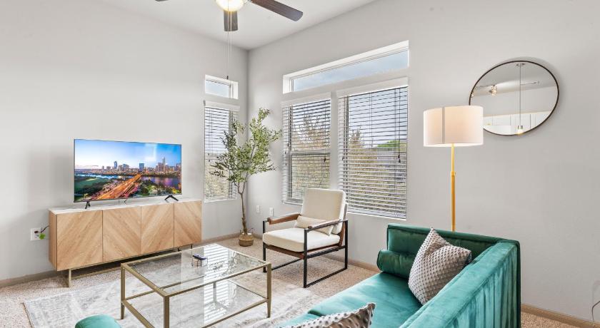 Spacious 2BR King Bed Suites Close to Downtown and Airport