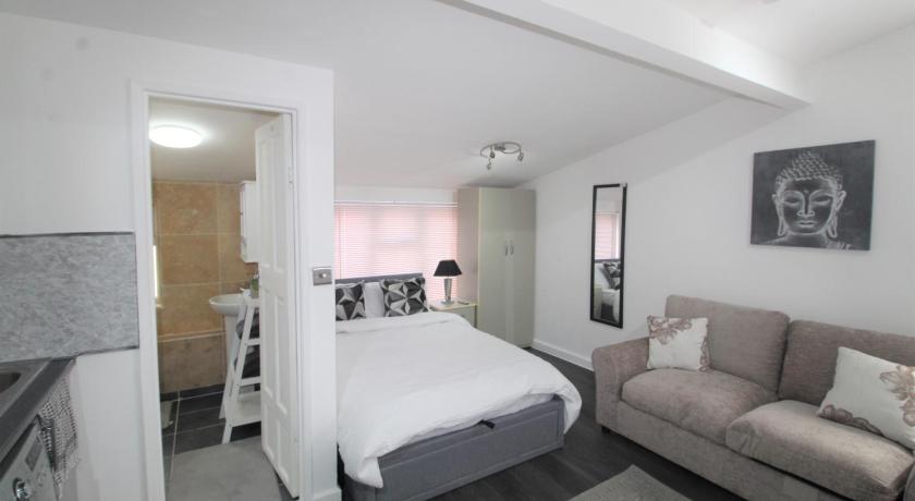 Studio 2 min walk to Upton Park Station