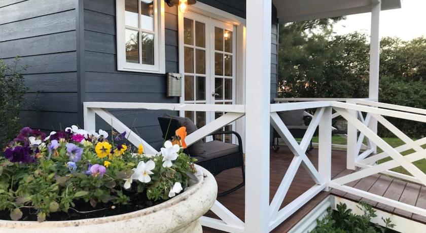 Hamptons In Rye Blue Cottage 3 Mins from Hot Springs!