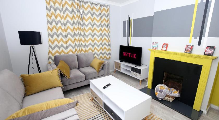 3-Bed House with Parking near London O2