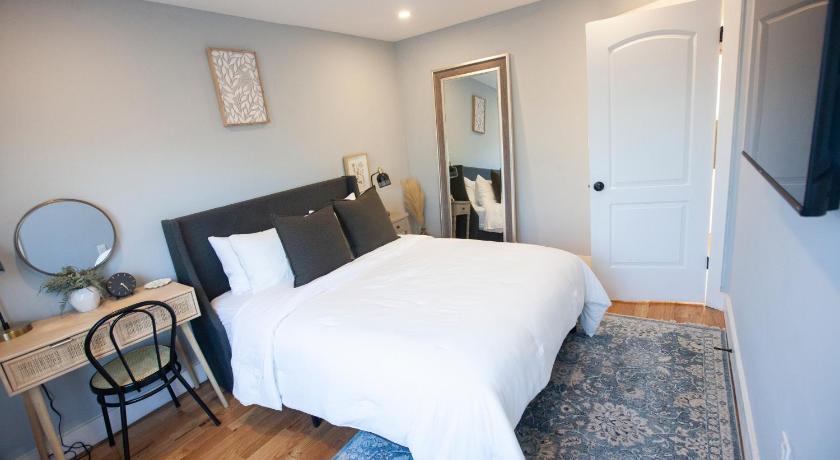 Alafia- Cozy JFK Area Home - This property is a hosted property meaning the host live on site