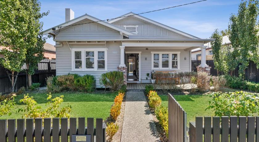Bellarine cottage- Central Geelong, parking, 2 bedroom, 2 bathroom
