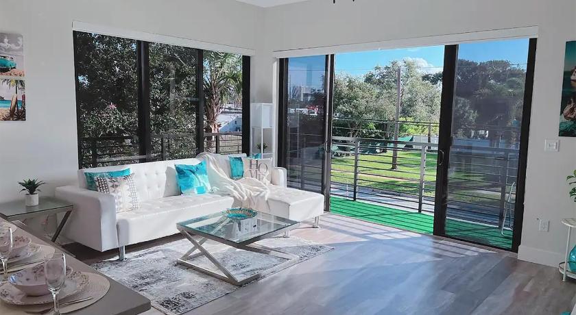 Lux place and cozy 3Beds 2Rooms enjoy life in WPB Gym, EV Station Nearby the downtown and beaches