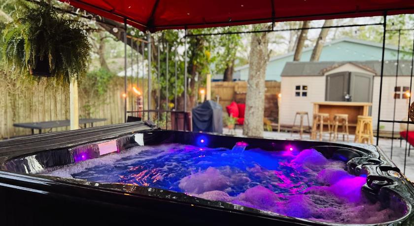Tropical Casita in Tampa near airport and Raymond James stadium