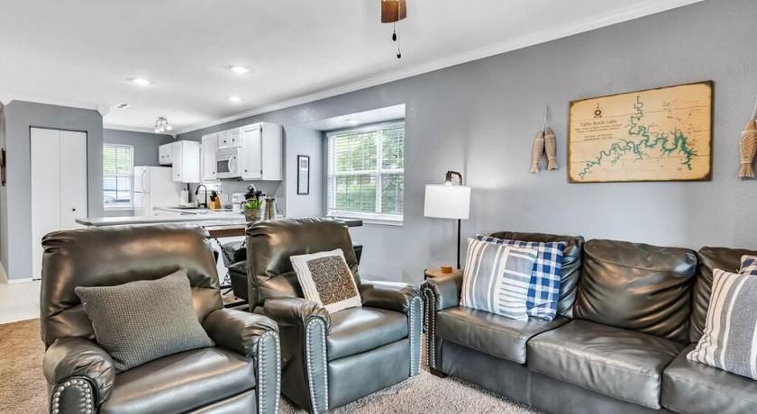 Cozy Lakeside Getaway - Outdoor Theater - Free Early Check-In- 4min to Silver Dollar City