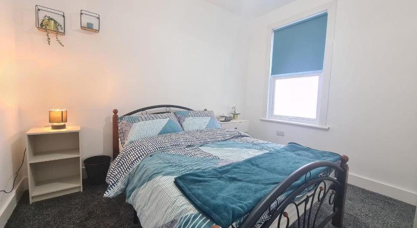 Spacious Room in Manor Park