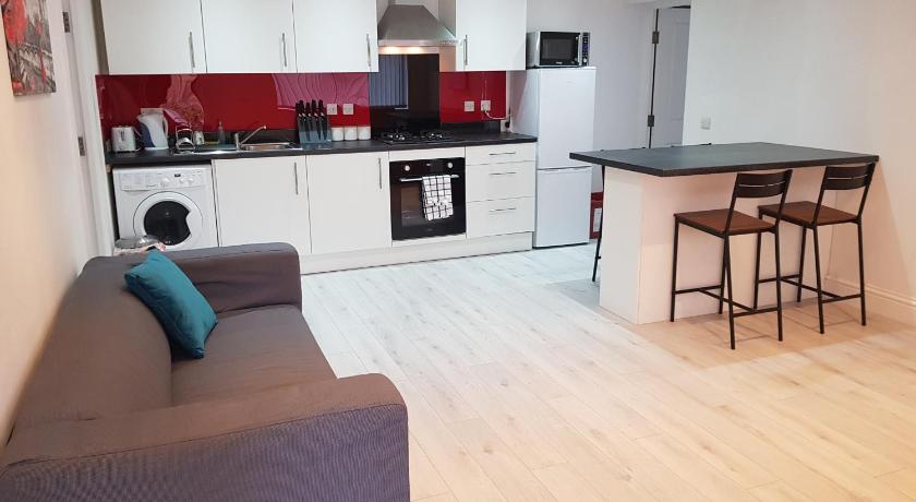 Central Windsor 2 bedroom flat with free parking