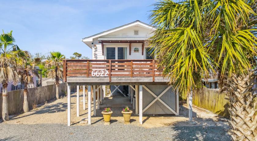 Two Bedroom Beach House with Private Parking, Outdoor shower and MORE