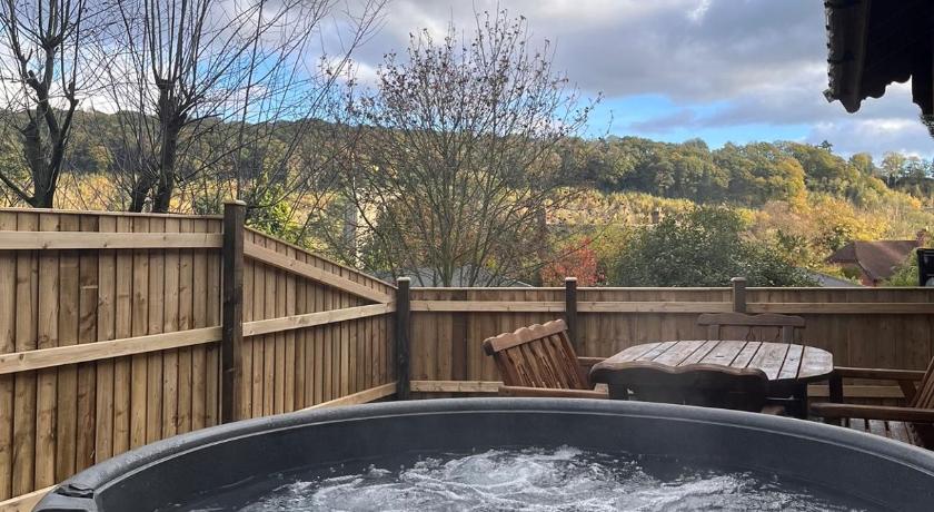 Countryside 3 Bedroom Log Cabin With Private Hot Tub - Ash