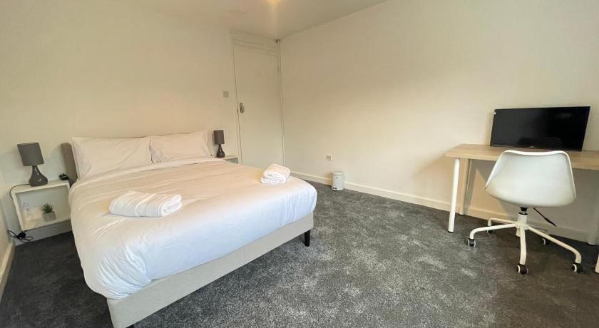 Spacious bedroom in Beckton