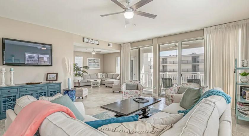 Stunning Ocean Breeze Luxury Villas 4D-Across The Street From The Ocean! Sleeps 10 guests!