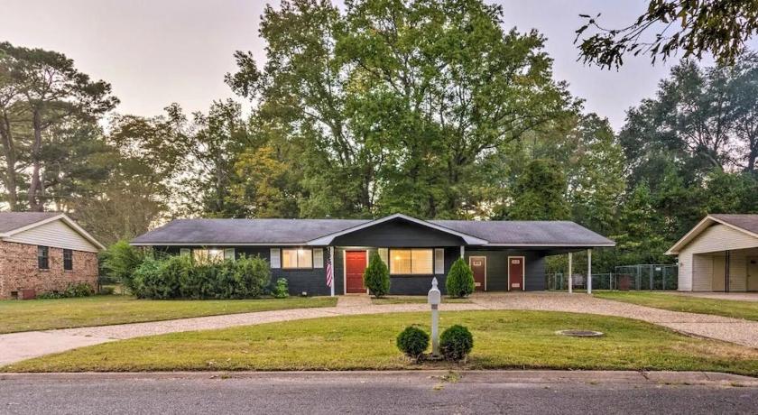 Cheerful 3 BR 2BA Home in Great Neighborhood!