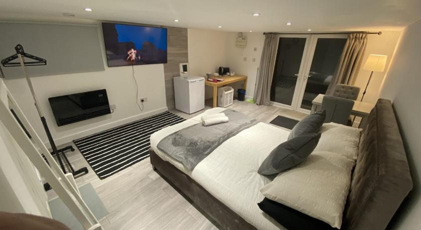 Modern Guest house with private entrance