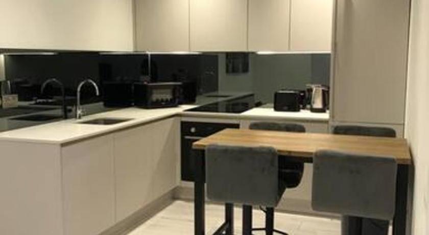 Central Camberley Apartment - Parking - Garden