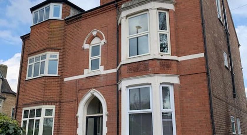 G-Floor Flat with 2 beds, 2 bathrooms, sleeps 4-6