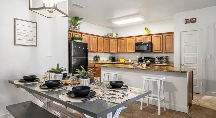 Bee Chic in SoJo w/hot tub+gym+local ski slopes