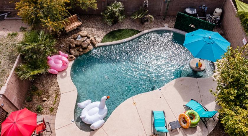 Chic Poolside Oasis - Karaoke - BBQ - Games